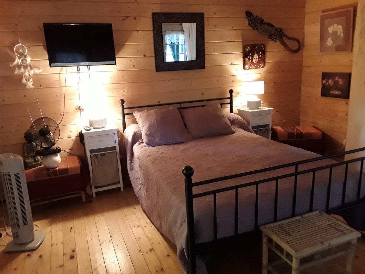 Le Chalet De La Grenouille Verte Tursac Ngoại thất bức ảnh